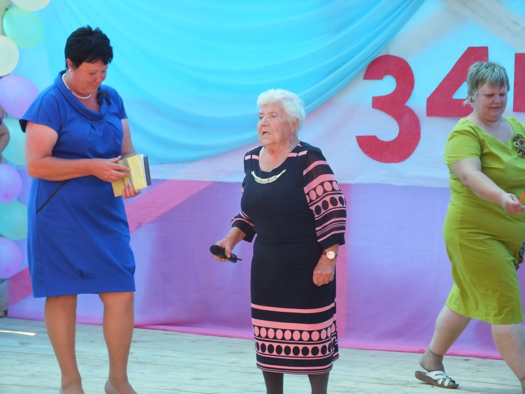 Вера Погоняйченко в свои восемьдесят с лишним  поёт частушки.JPG